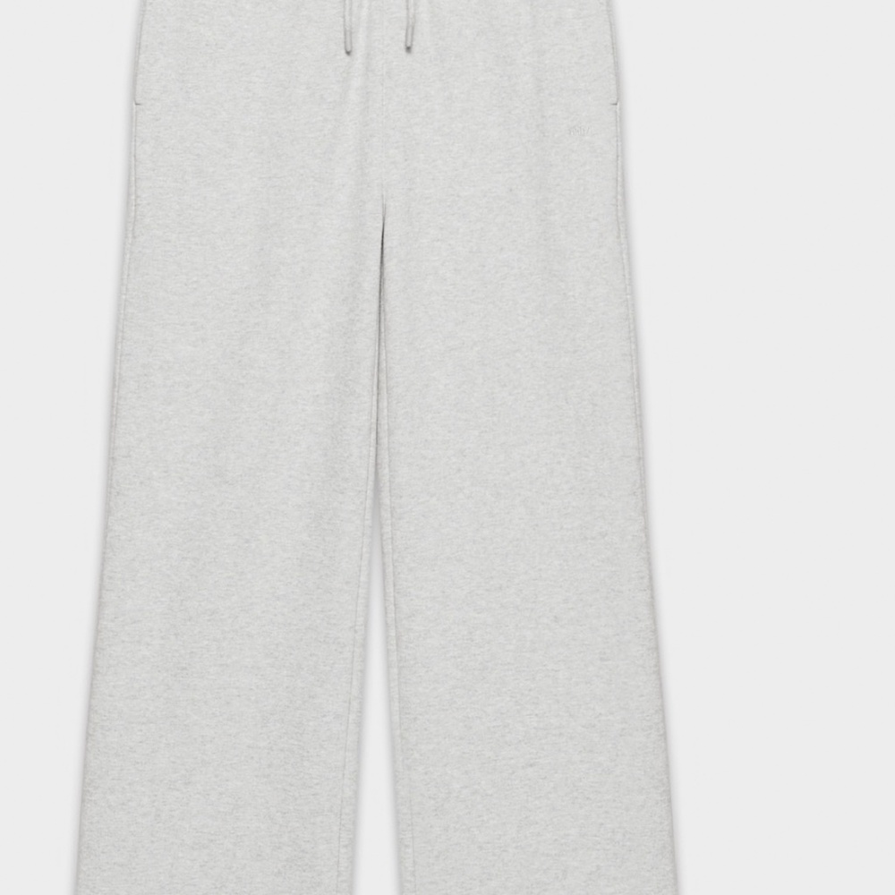 2 Pairs for $80: Aritzia Cozy Sweatfleece Boyfriend Wide Sweatpant - Picture 4 of 6